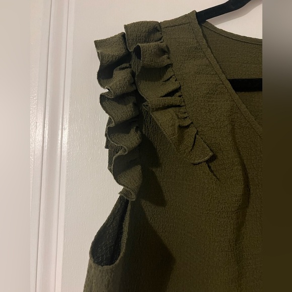 Olive Green Ruffle Sleeve Women's Top size 3XL (S128) - Picture 2 of 9